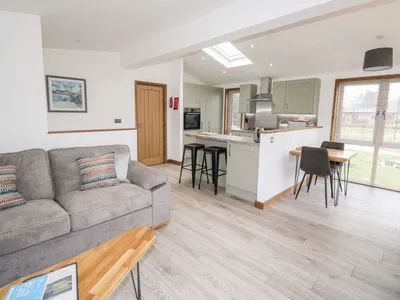 2 Meadow Retreat