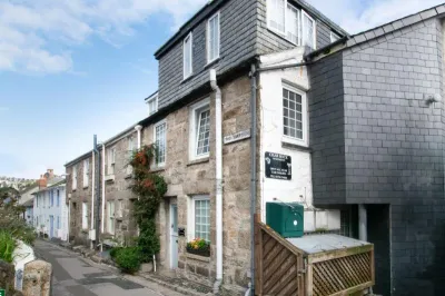 3 Crab Rock, Dolphin