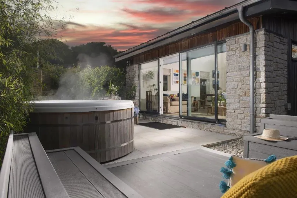 6 The Dunes At Upton Towans - Short walk to the beach - Hot Tub - Free Wi-Fi