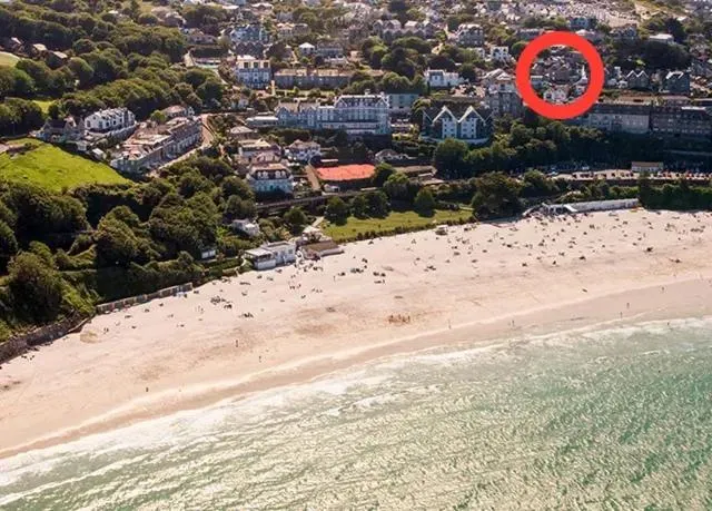 Above PORTHMINSTER BEACH - - St James Rest - - A STYLISH GROUND-FLOOR PRIVATE APARTMENT - - Kids Love The Cabin Bunk Room - - BEAUTIFULLY REFURBISHED