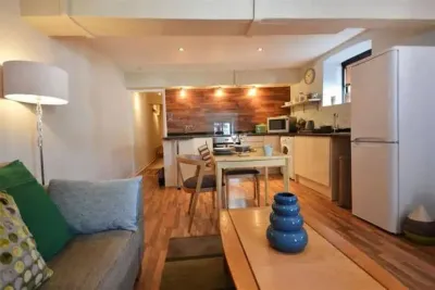 Apartment 1, Buller House