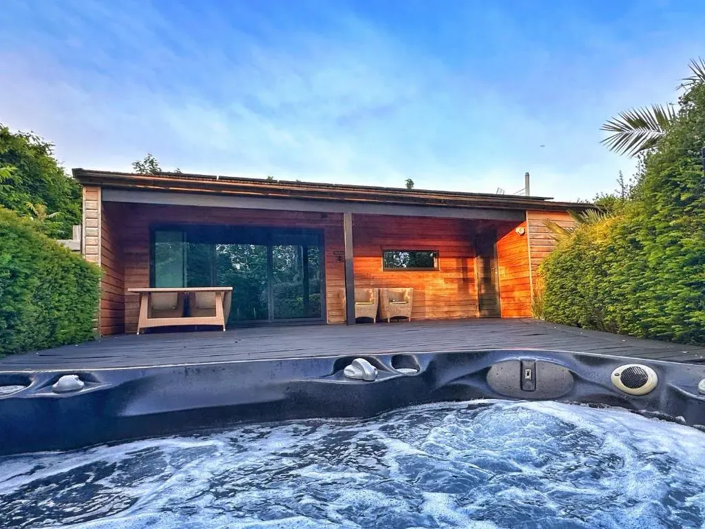 Chy Mena. South facing lodge with hot tub & views.