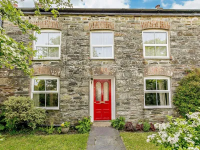 Cottage On The Square