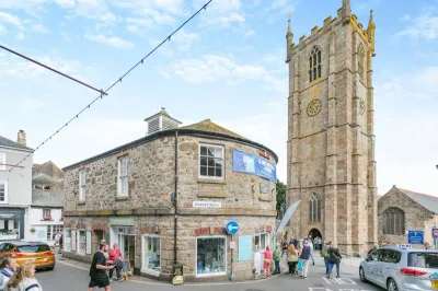 Flat 4 Cheriton House