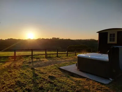 Harmony Hut Hot Tub 2 miles from beach,in rural setting Bude Cornwall