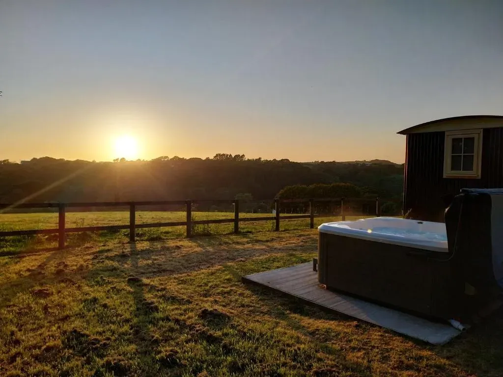 Harmony Hut Hot Tub 2 miles from beach,in rural setting Bude Cornwall