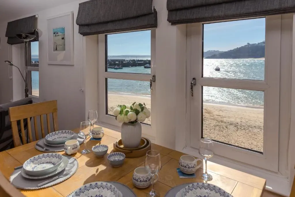 Harts Loft - On Beach - Panoramic Sea Views - By Harbour