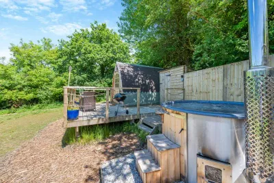 Lakeside Escape At Three Oaks