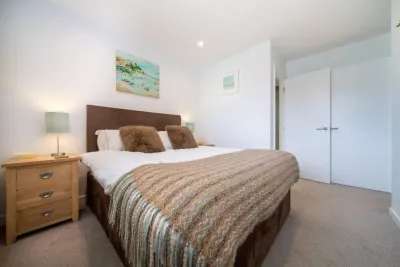 Modern Apartment nr Fistral Beach Private Parking