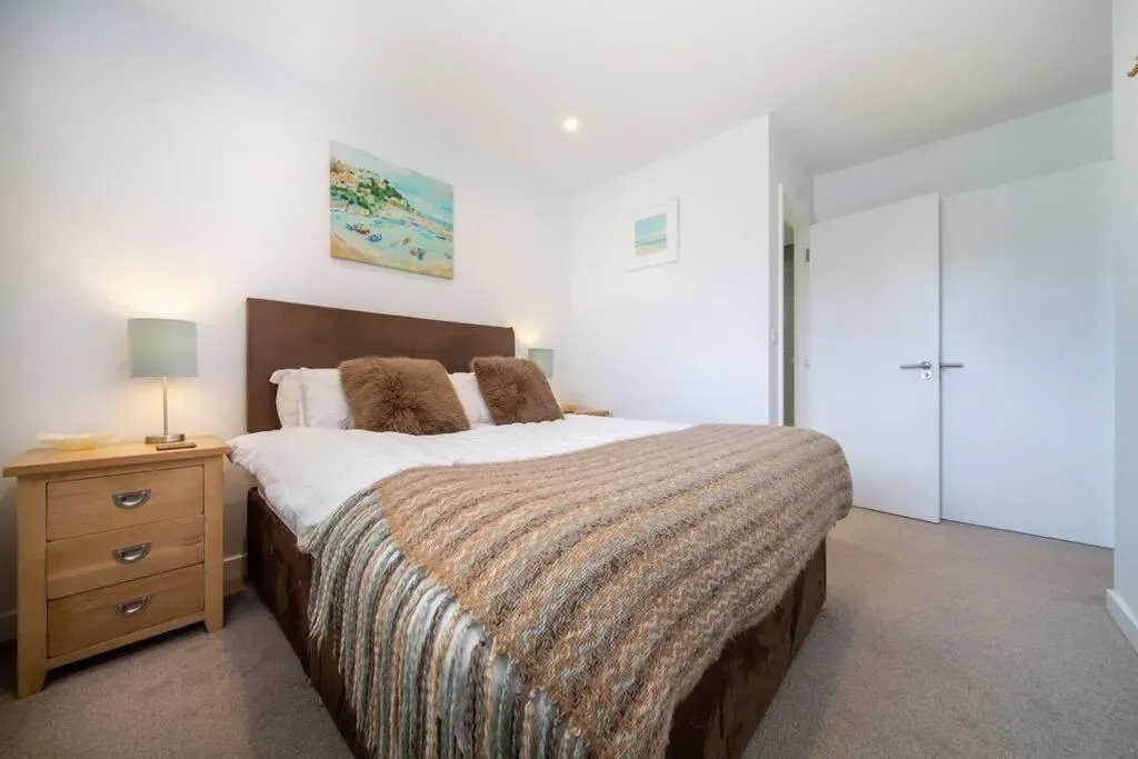 Modern Apartment nr Fistral Beach Private Parking