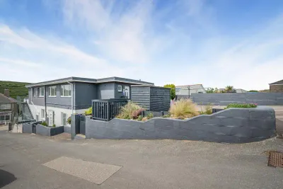 Ocean Breeze Holywell Bay