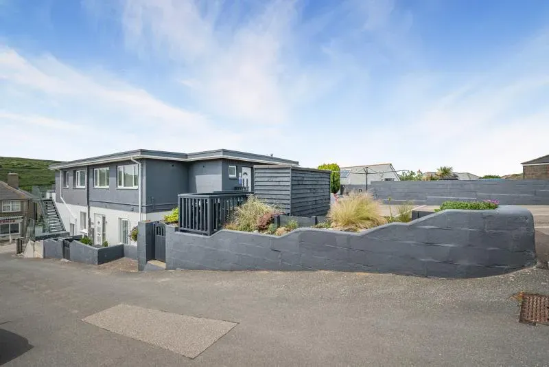 Ocean Breeze Holywell Bay