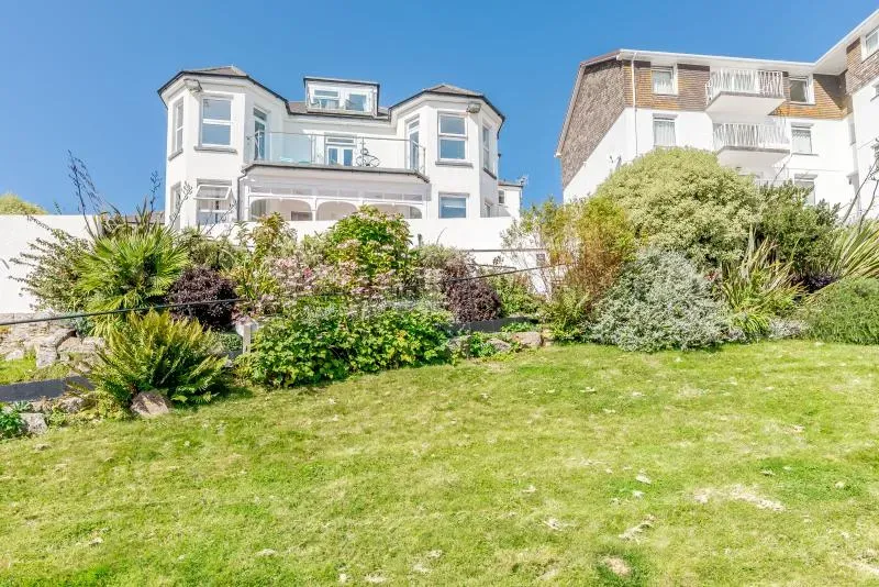 Penthouse Lemain Garden Apts