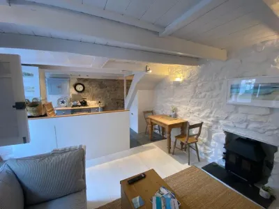 SEA-AH-NA SIDE COTTAGE - Steps from the Beach Grade II Listed Refurbished Romantic Getaway