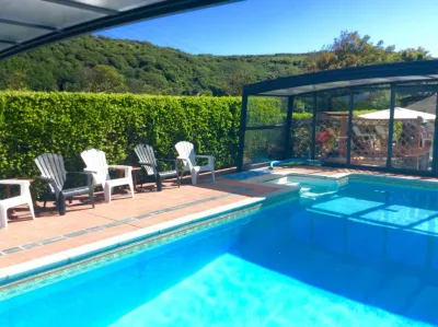 Simply the best ! 4 Min walk to Beach, Pubs, Restaurants, Shops, FAB Htd Pool, Hottub WOW, Games room, 1 acre Garden, BBQ's, Beautiful, Bassets acre, Free Parking and WIFI