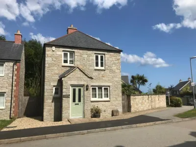 Starfish Cottage- private beach access- dog friendly