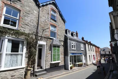 Town centre apartment with parking